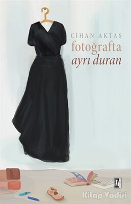 Fotoğrafta Ayrı Duran - İz Yayıncılık